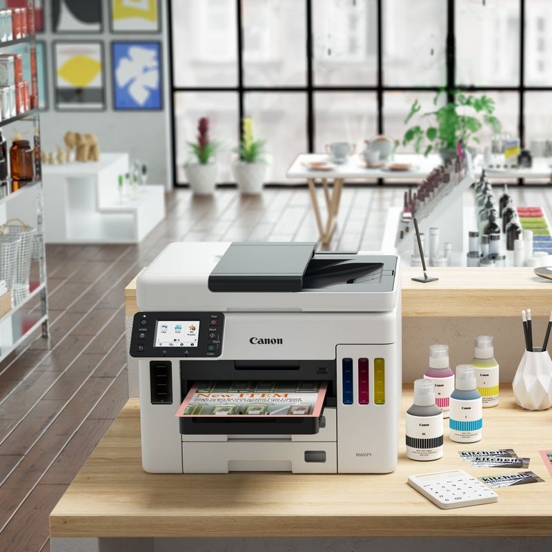 Canon MAXIFY GX7050 MegaTank Farb-Tintenstrahl-Multifunktionssystem mit WLAN und nachfüllbaren Tintentanks Auf einem Tisch mit ausgeklapptem Papierfach