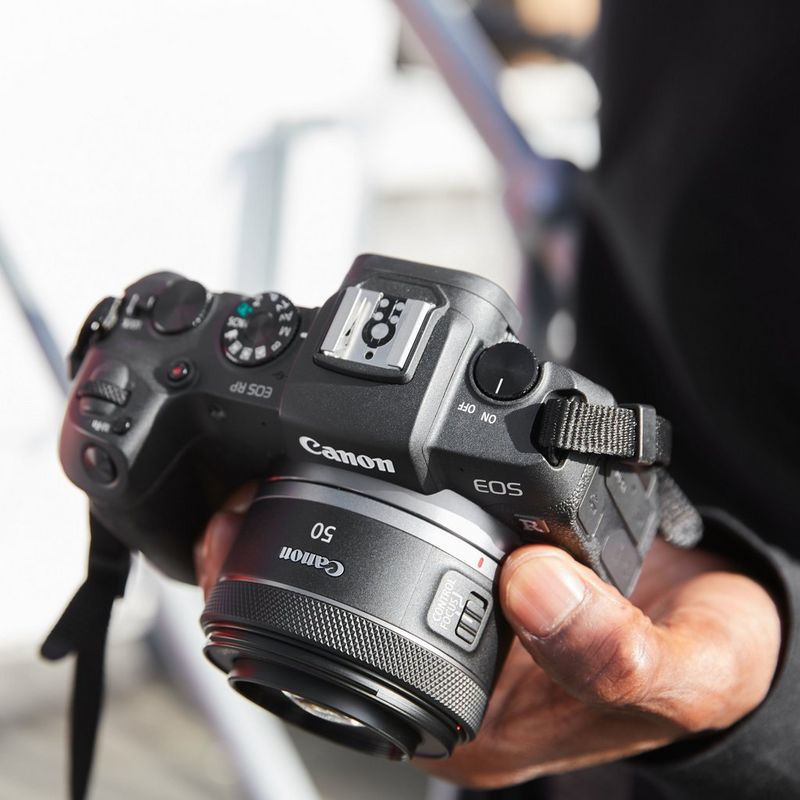 Canon RF 50mm F1.8 STM Objektiv Eine Hand, die eine Kamera hält