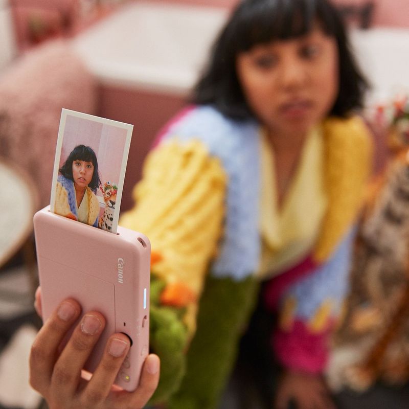 Canon Zoemini S2 Sofortbildkamera mit Mini-Farbfotodrucker, Roségold Frauen knipsen ein Selfie mit dem Drucker