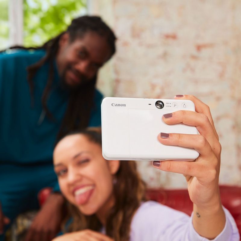 Canon Zoemini S2 Sofortbildkamera und Mini-Fotodrucker, Perlweiß Paar knipst ein Selfie