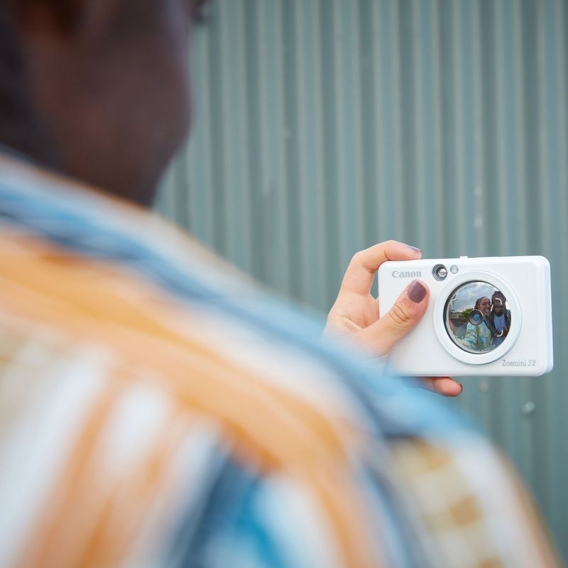 Canon Zoemini S2 Sofortbildkamera und Mini-Fotodrucker, Perlweiß Paar knipst ein Selfie