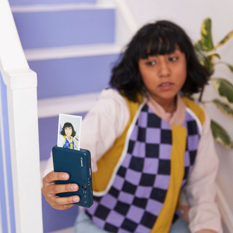 Canon Zoemini S2 Sofortbildkamera mit Mini-Fotodrucker, Aquamarin + Tagebuch + Tasche Frauen knipsen ein Selfie mit dem Produkt