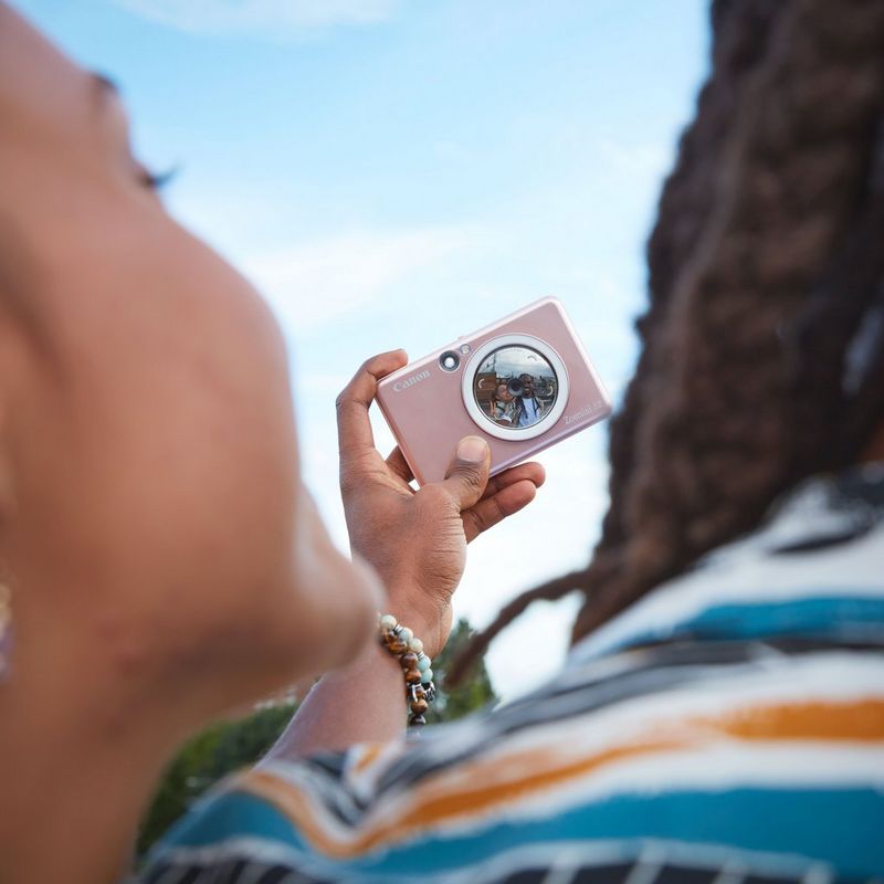 Canon Zoemini S2 Sofortbildkamera mit Mini-Fotodrucker, Roségold + Tagebuch + Tasche Paar knipst ein Selfie, sichtbar in der Linse