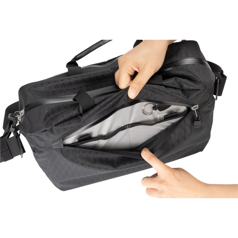 4546V325_Shoulder-Bag-14L-Black_03