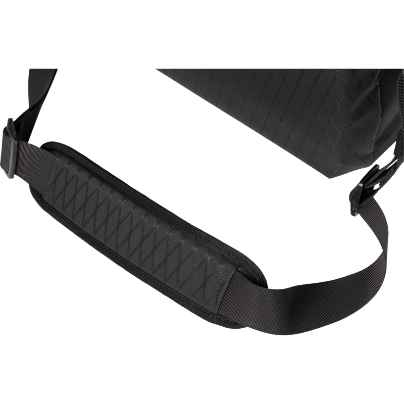 4546V325_Shoulder-Bag-14L-Black_06