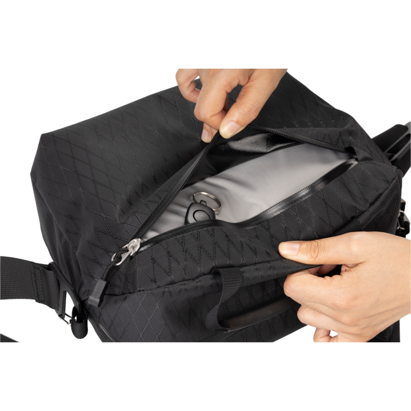 4546V327_Shoulder-Bag-9L-Black_03