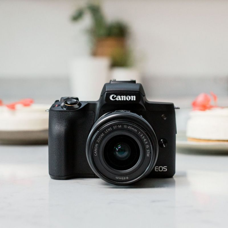 Canon EOS M50 Mark II spiegellose Kamera, Schwarz 0 Die Kamera auf einer Arbeitsfläche
