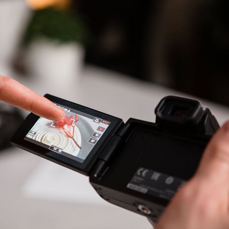 Canon EOS M50 Mark II spiegellose Kamera, Schwarz + EF-M 15-45mm f/3.5-6.3 IS STM Objektiv, Graphit-Grau 0 Aufnehmen mit dem dreh- und schwenkbaren Display