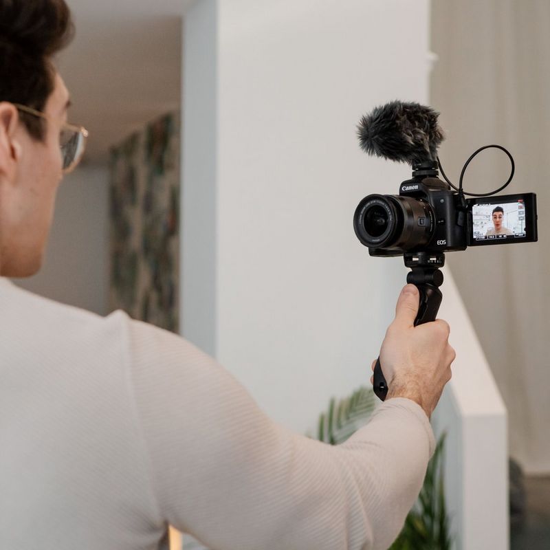 Canon EOS M50 Mark II spiegellose Kamera, Schwarz 0 Aufnehmen eines Videos, während sich die Kamera auf einem Stativ befindet