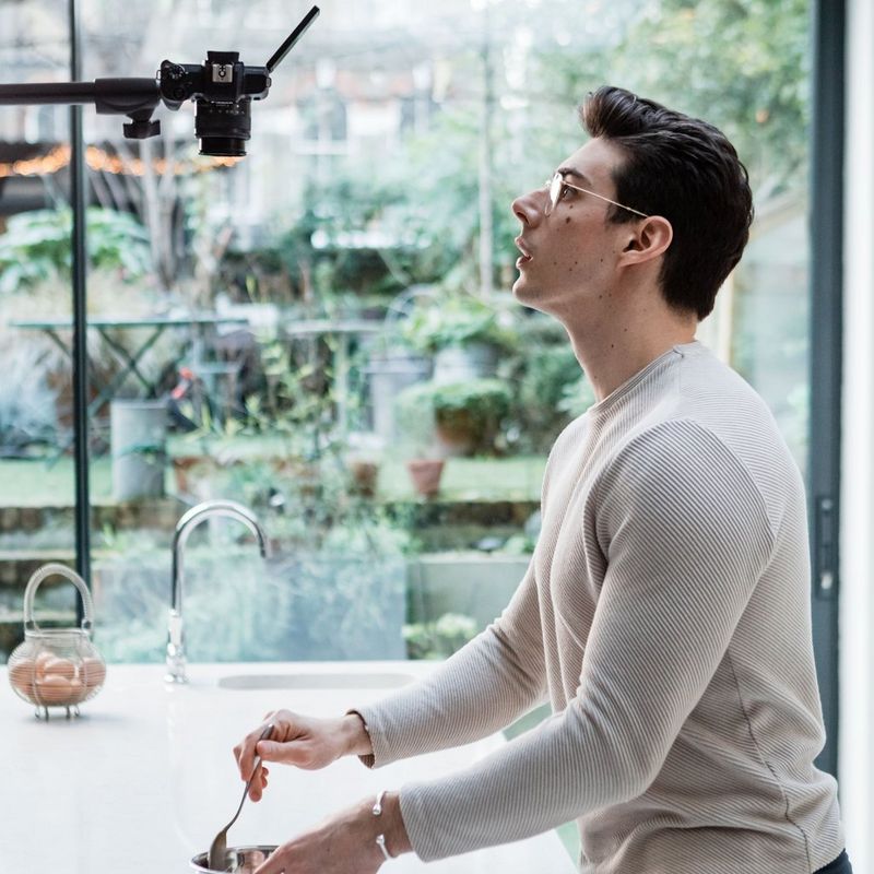 Canon EOS M50 Mark II spiegellose Kamera, Schwarz + EF-M 15-45mm f/3.5-6.3 IS STM Objektiv, Graphit-Grau 0 Aufnehmen einer Draufsicht während des Kochens