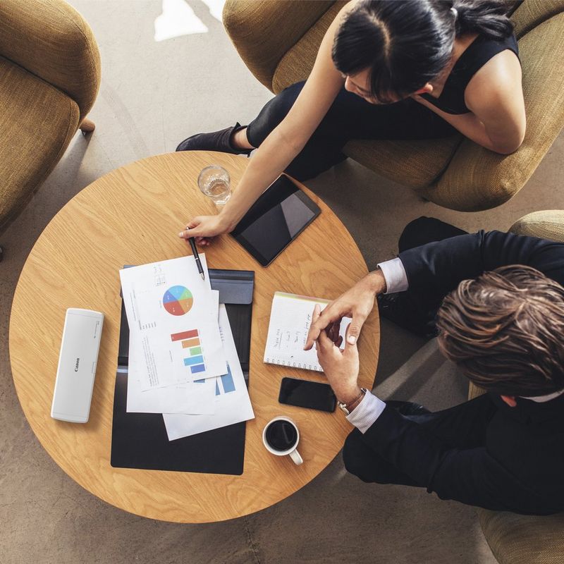 Canon imageFORMULA R10 Mobiler Scanner Produkt Scanner, der auf einem Beistelltisch steht