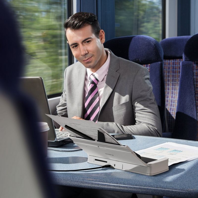 Canon imageFORMULA R10 Mobiler Scanner Produkt Person, die den Scanner in einem fahrenden Zug benutzt