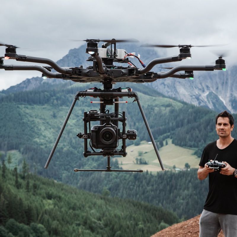 Canon EOS R3 spiegellose Kamera Gehäuse 0 Die Kamera auf einer Drohne