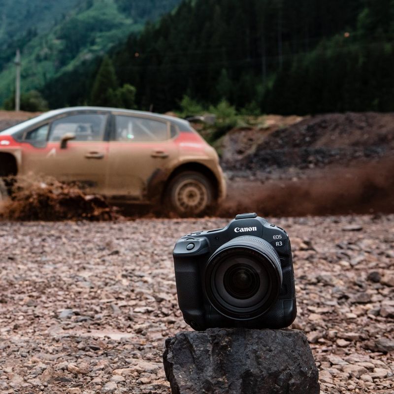 Canon EOS R3 spiegellose Kamera Gehäuse 0 Die Kamera auf einem Felsen