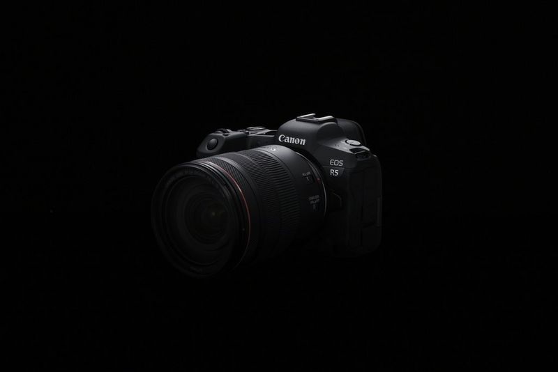 Fotocamera mirrorless full-frame Canon EOS R5 con obiettivo montato.