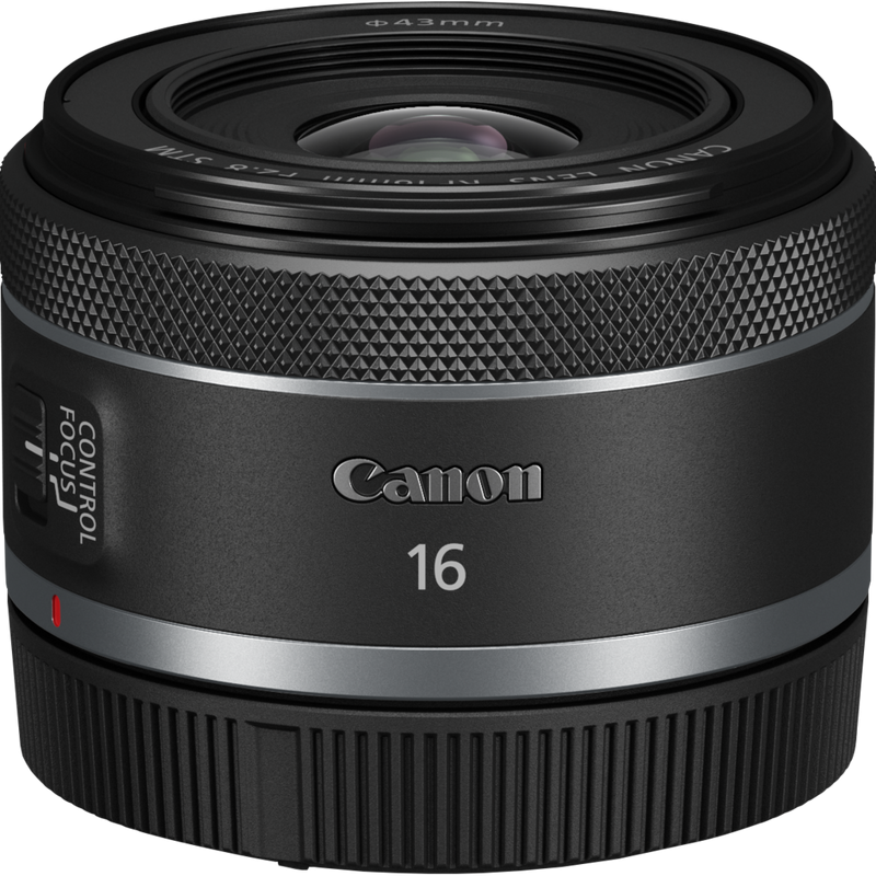 Canon RF 16mm F2.8 STM Objektiv Produkt Diagonale Draufsicht mit Staubkappe