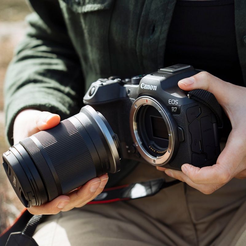 Benutzer, der ein Objektiv mit dem Gehäuse verbindet