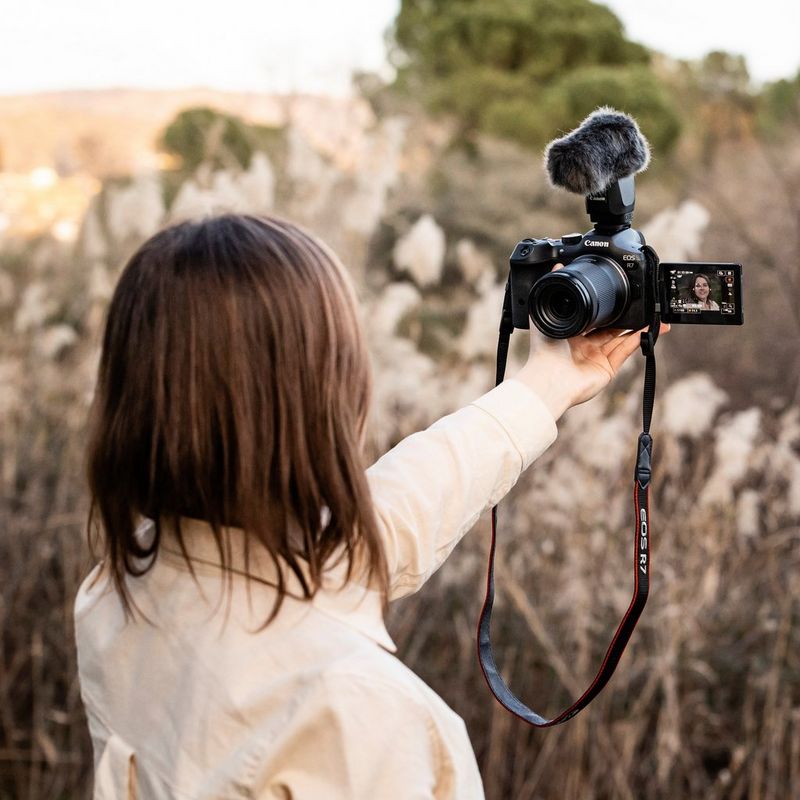 Frau, die draußen vloggt