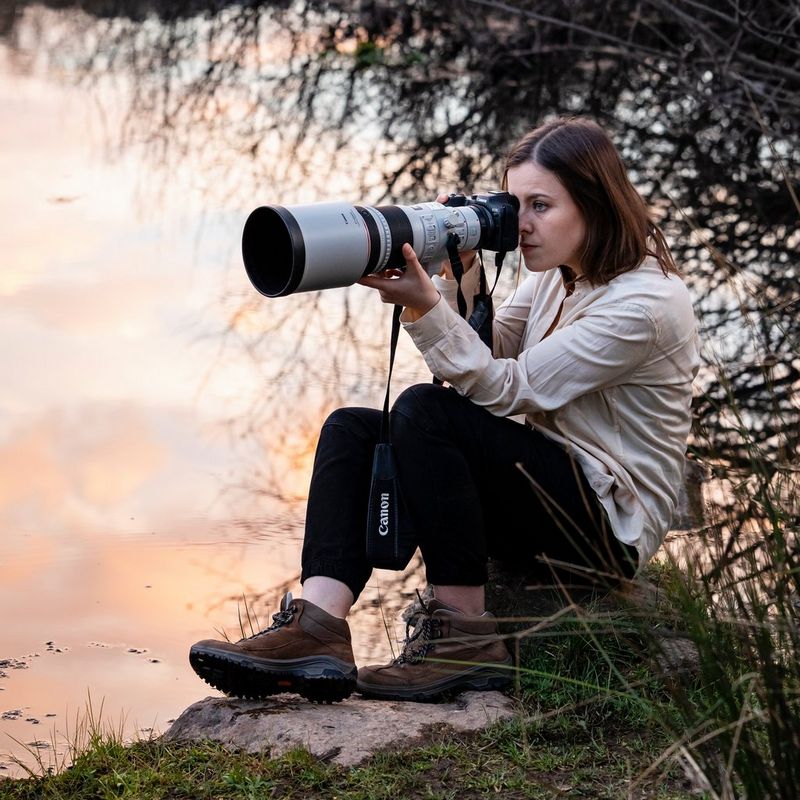 Canon EOS R7 spiegellose Kamera (Gehäuse) + RF-S 18-150mm F3.5-6.3 IS STM Objektiv + RF-S 10-18mm F4.5-6.3 IS STM Objektiv Eine Frau im Freien, die ein Foto mit einem Objektiv aufnimmt