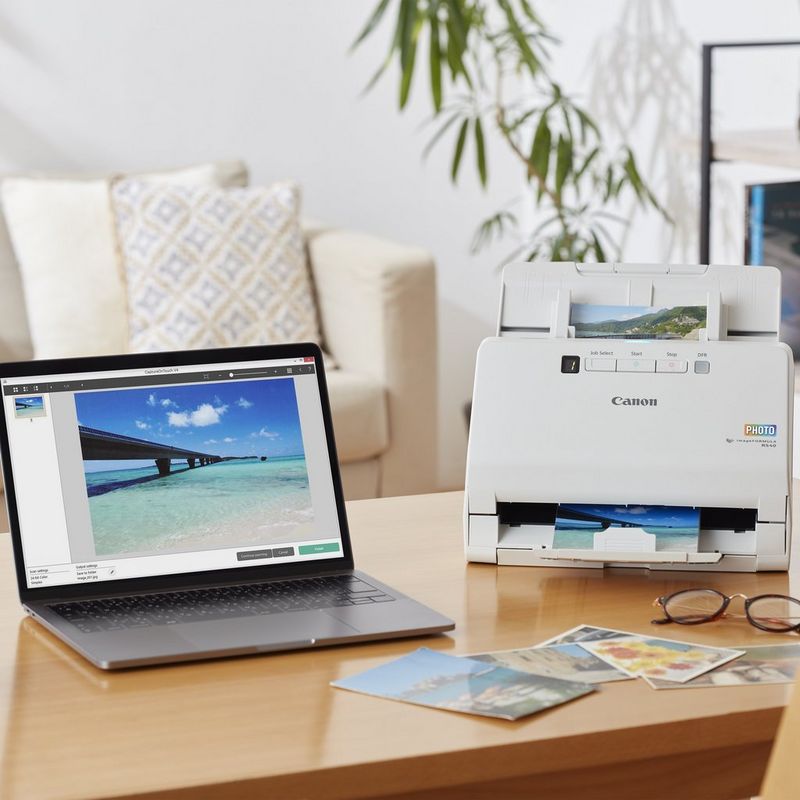 Produkt neben einem Laptop und einer Brille