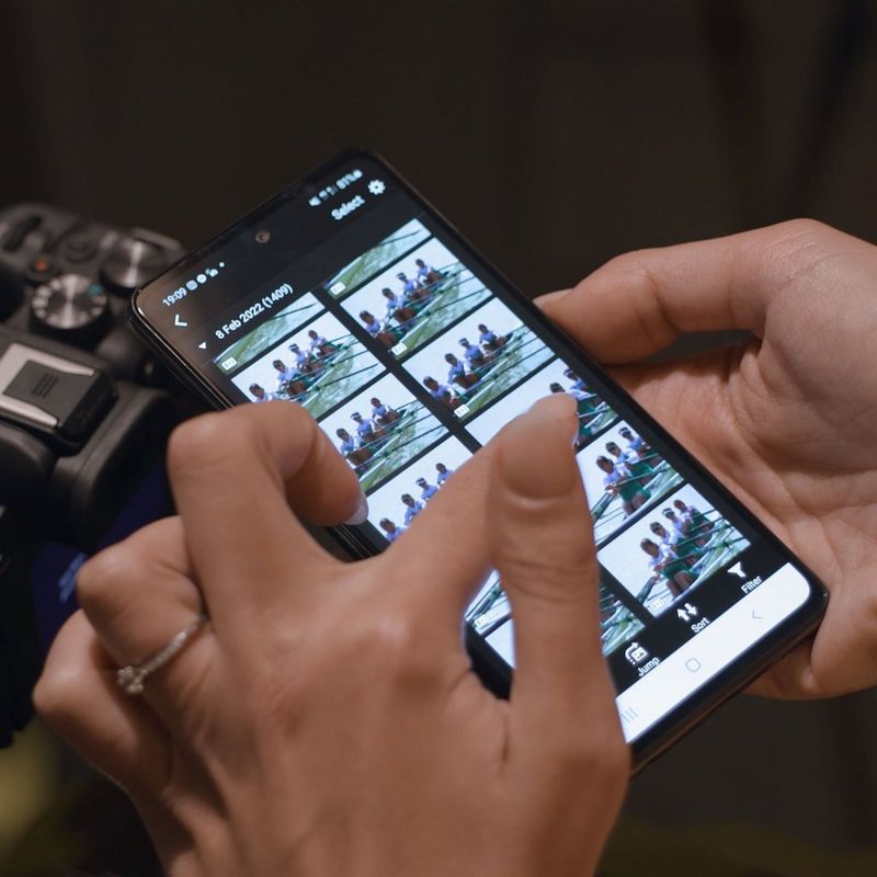 Canon EOS R10 spiegellose Kamera Gehäuse Lifestyle Mobile Verbindung