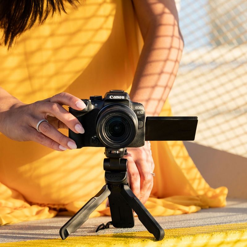 Canon EOS R10 spiegellose Kamera und RF-S 18-45mm F4.5-6.3 IS STM Objektiv Lifestyle Kamera auf einem Stativ
