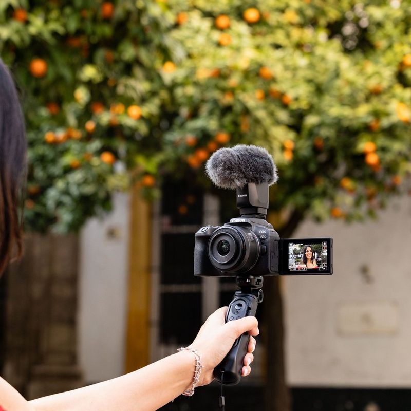 Canon EOS R10 spiegellose Kamera und RF-S 18-45mm F4.5-6.3 IS STM Objektiv Lifestyle Bild einer Frau beim Vloggen