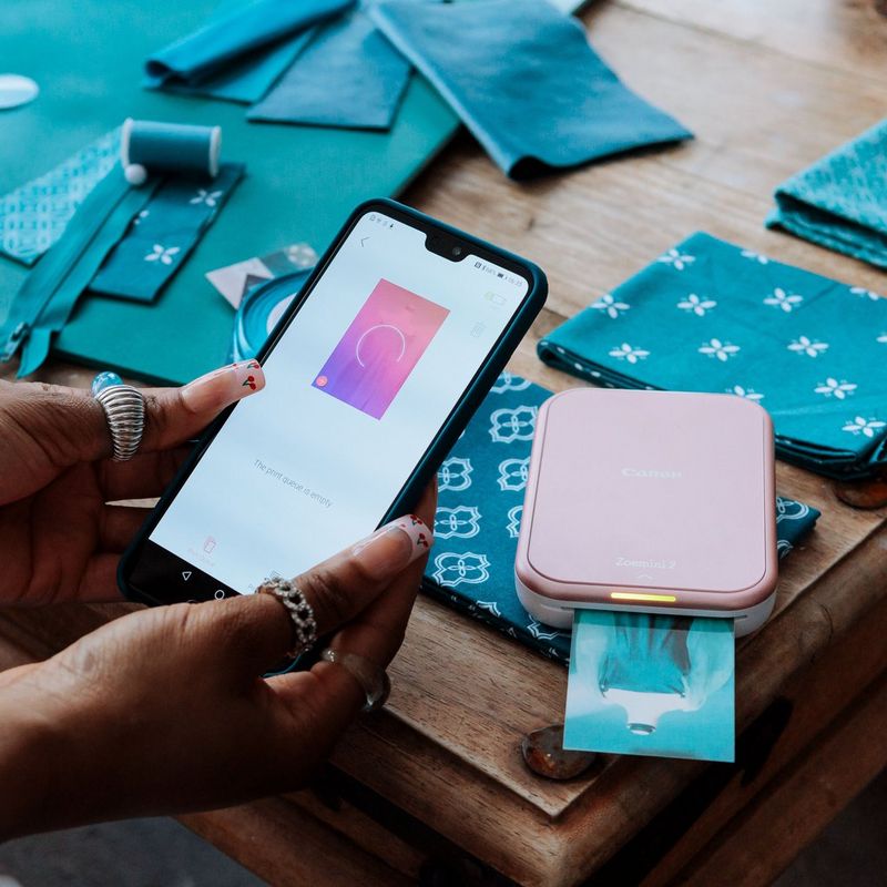 Canon Zoemini 2 mobiler Farb-Fotodrucker, Roségold Frau druckt von einem Mobiltelefon aus