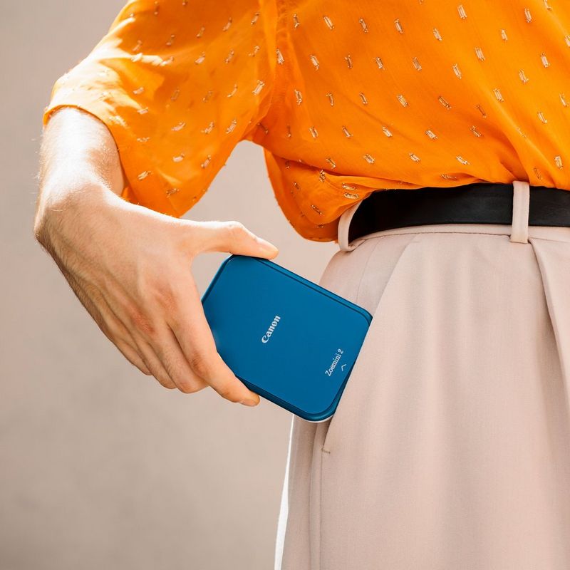 Canon Zoemini 2 mobiler Farb-Fotodrucker, Marineblau Eine Person nimmt das Foto aus ihrer Tasche