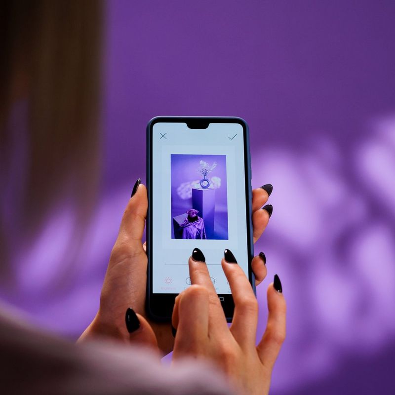 Frau bedient ein Mobiltelefon