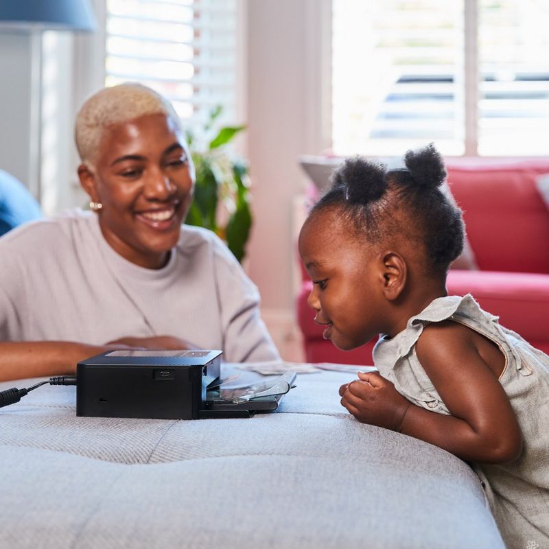Frau und Kind, die den Drucker bedienen