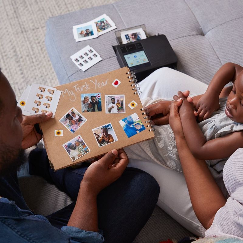 Fotos, die in ein Album geklebt werden