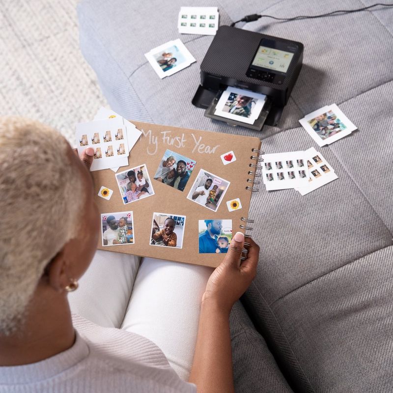 Frau, die ein Fotoalbum hält