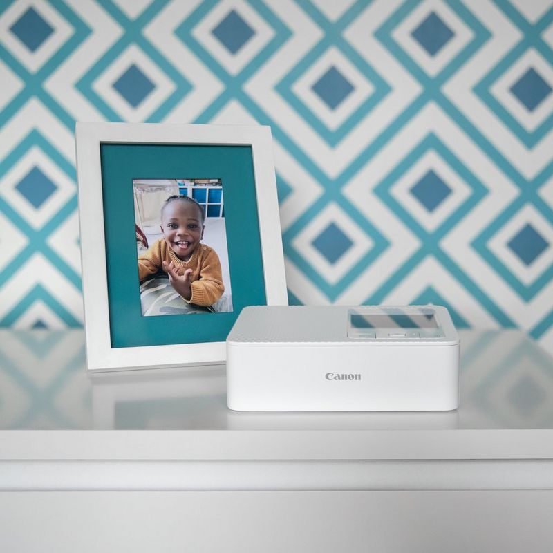 Drucker und ein Bilderrahmen auf einem Tisch