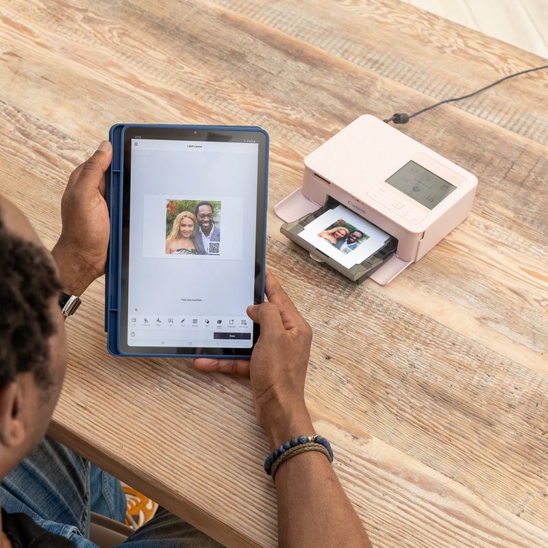 Mann, der das Produkt mit einem Tablet bedient