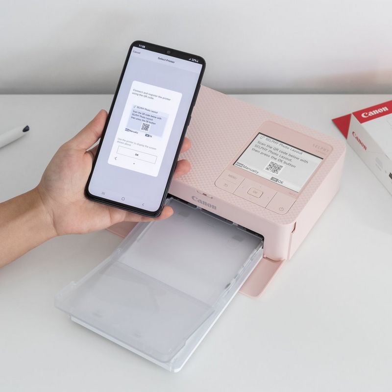 Mann, der das Produkt mit einem Mobiltelefon bedient