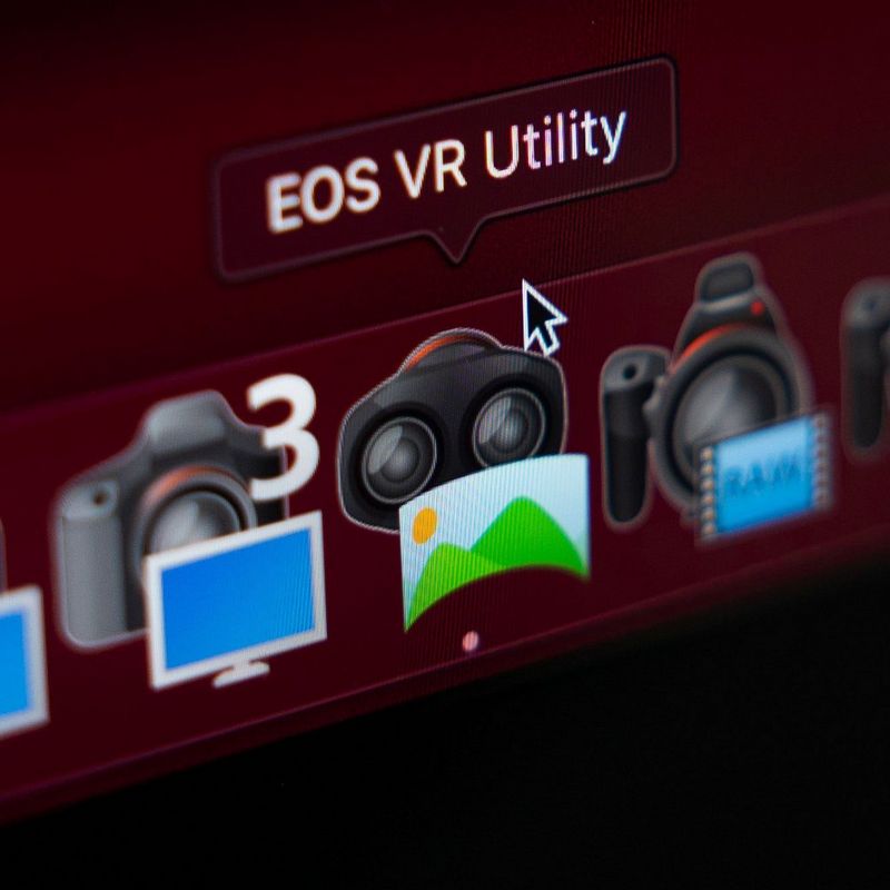 Canon RF 5.2mm F2.8 L DUAL FISHEYE Objektiv EOS VR Utility-Symbol auf einem Laptop