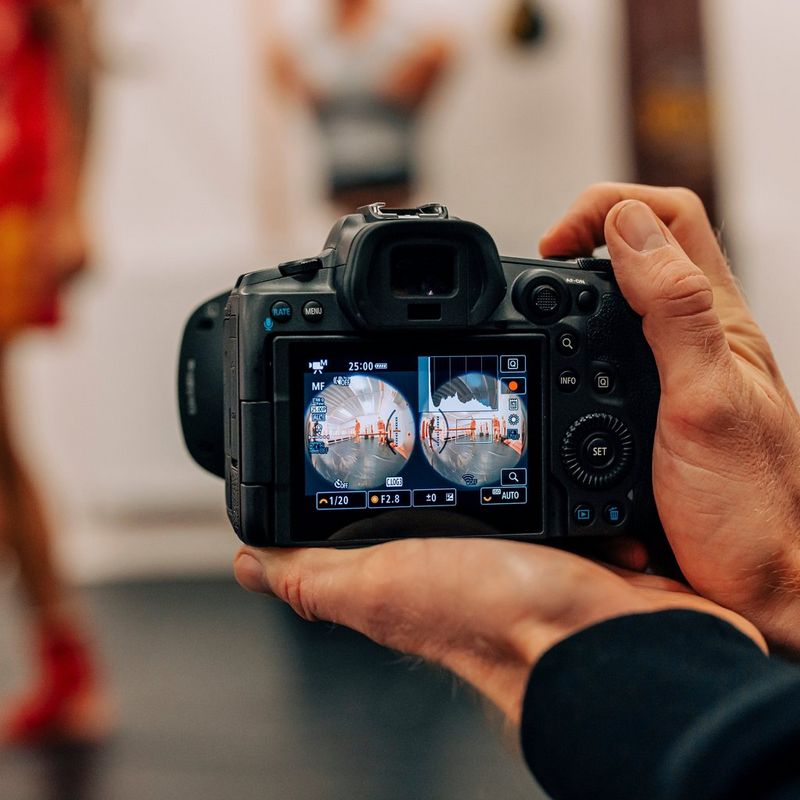 Canon RF 5.2mm F2.8 L DUAL FISHEYE Objektiv Ein Kameradisplay, auf dem Bilder nebeneinander angezeigt werden