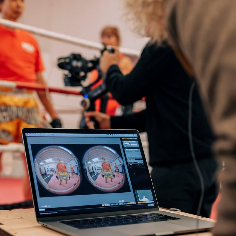 Canon RF 5.2mm F2.8 L DUAL FISHEYE Objektiv Ein Laptopbildschirm, auf dem Bilder nebeneinander angezeigt werden