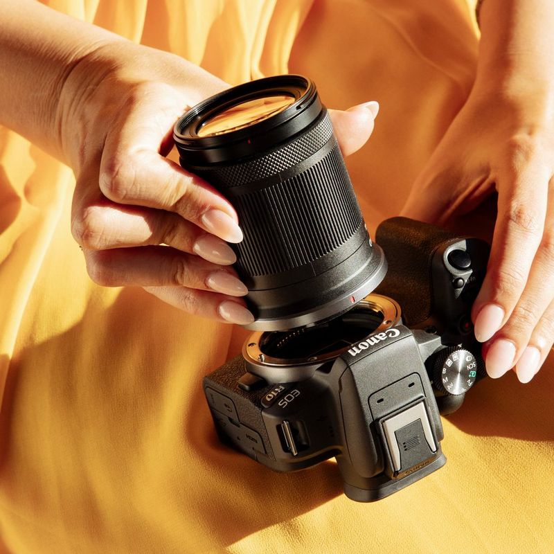 5564C005_RF-S18-150mm-F3.5-6.3-IS-STM_Ambient_06