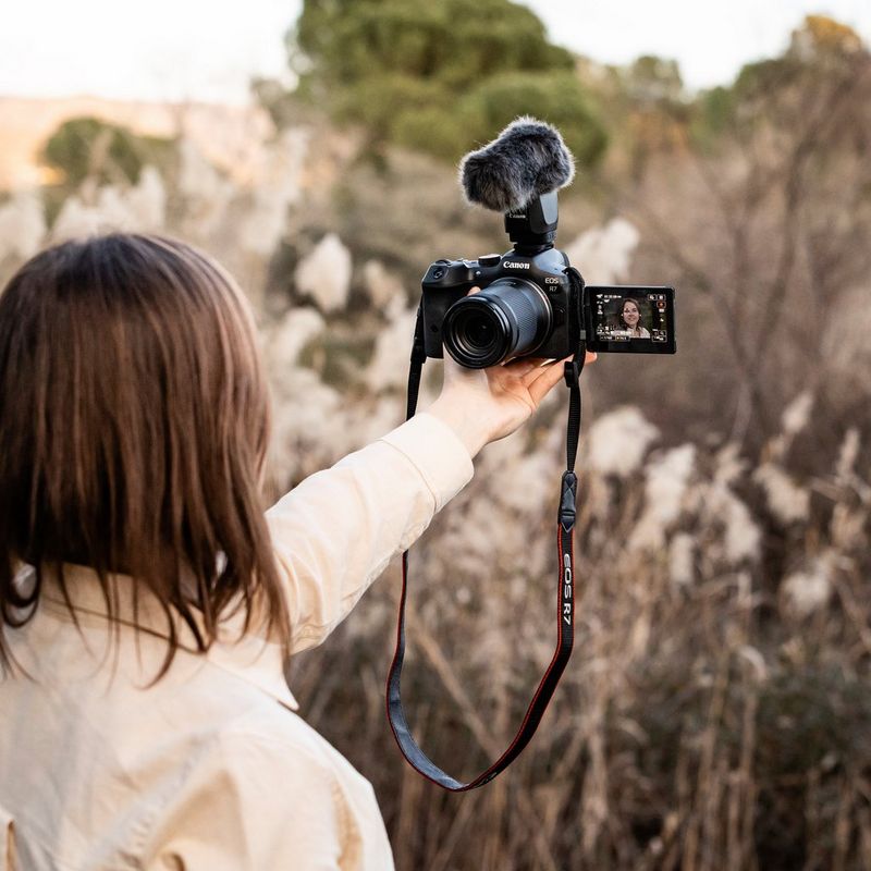 5564C005_RF-S18-150mm-F3.5-6.3-IS-STM_Ambient_08