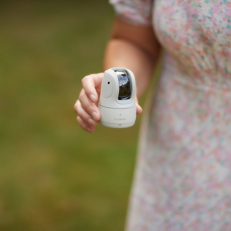 Canon PowerShot PX Kompaktkamera Basis-Kit, Weiß Ein Kind, das die Kamera ansieht