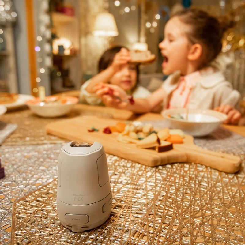 Canon PowerShot PX Kompaktkamera Basis-Kit, Weiß Kamera auf einem Holztisch mit Kindern, die auf dem Bett spielen