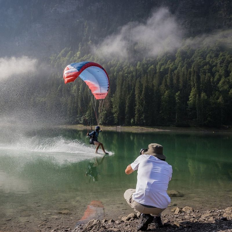 Canon EOS R6 Mark II Systemkamera Lifestyle-Foto eines Fallschirms, der auf Wasser landet