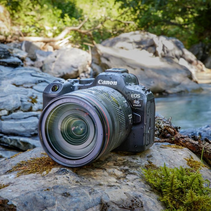 Canon EOS R6 Mark II Systemkamera Lifestyle-Foto einer Kamera auf einem Felsen