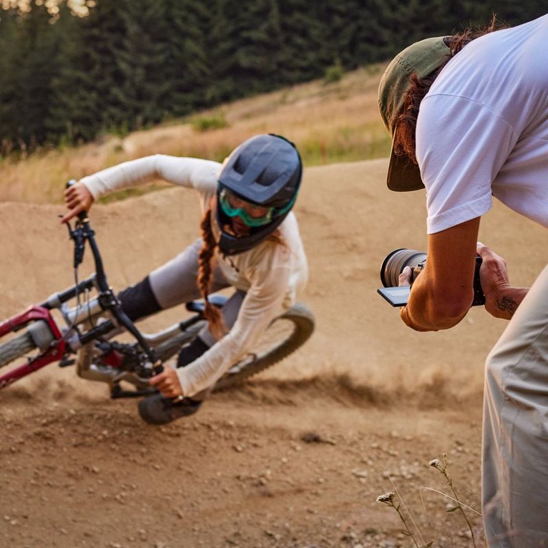 Canon EOS R6 Mark II Systemkamera Lifestyle-Foto eines Radfahrers in Bewegung