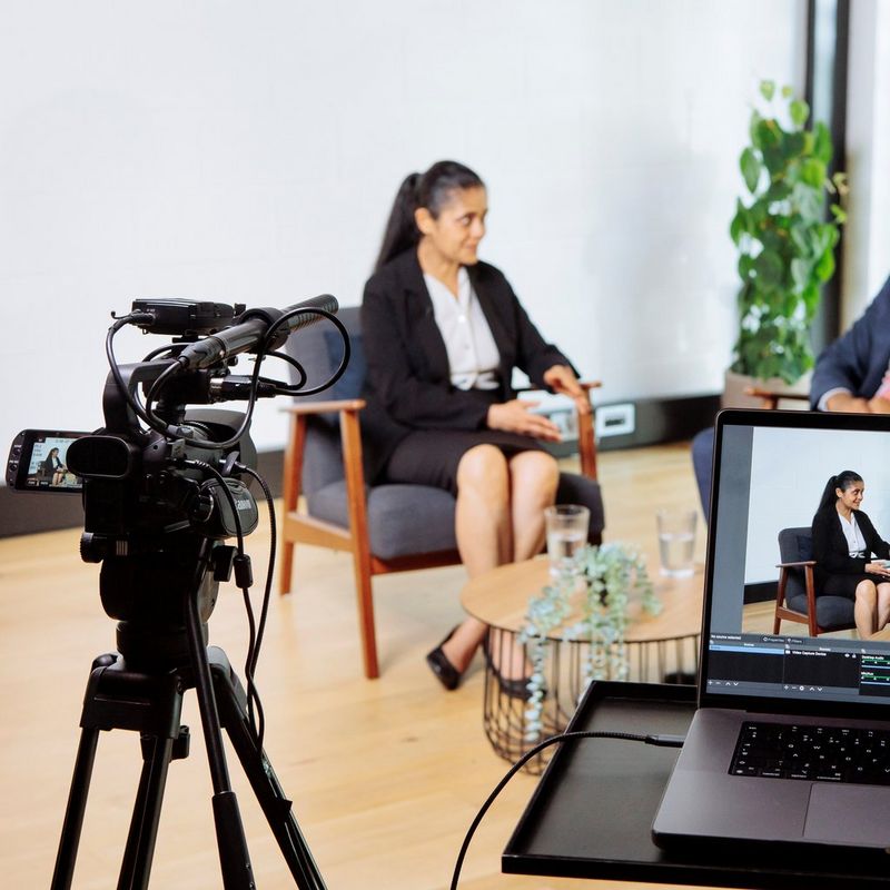 Camcorder, der an einem Laptop angebracht ist