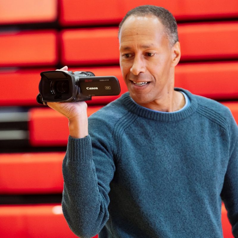 Mann, der das Produkt verwendet