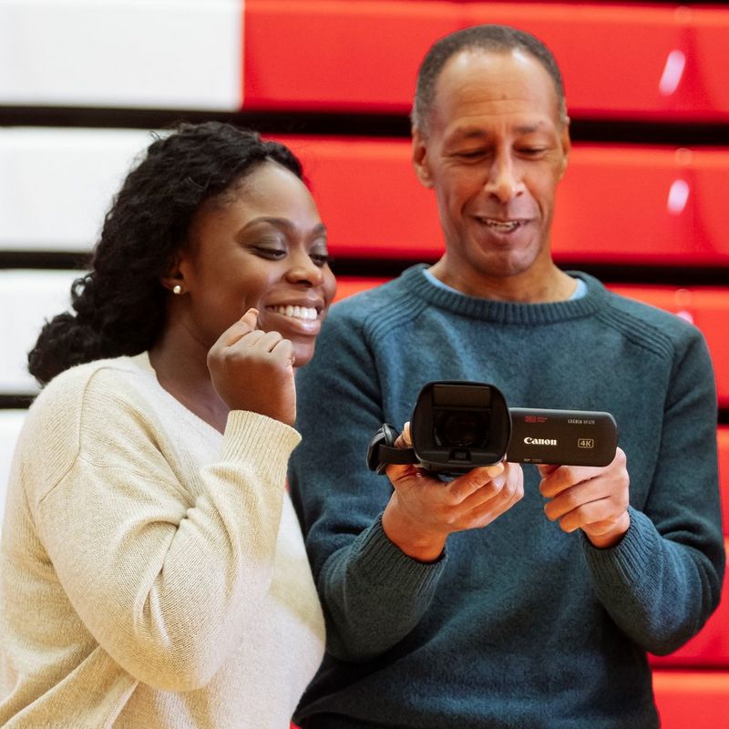 Mann und Frau, die das Produkt verwenden