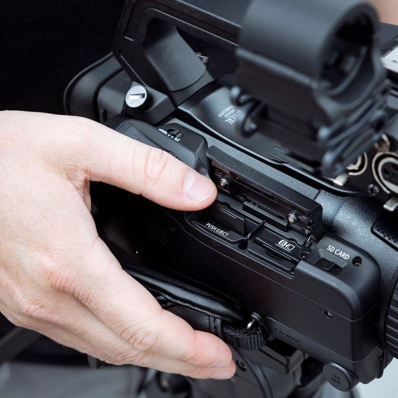 Mann, der eine Speicherkarte einsetzt